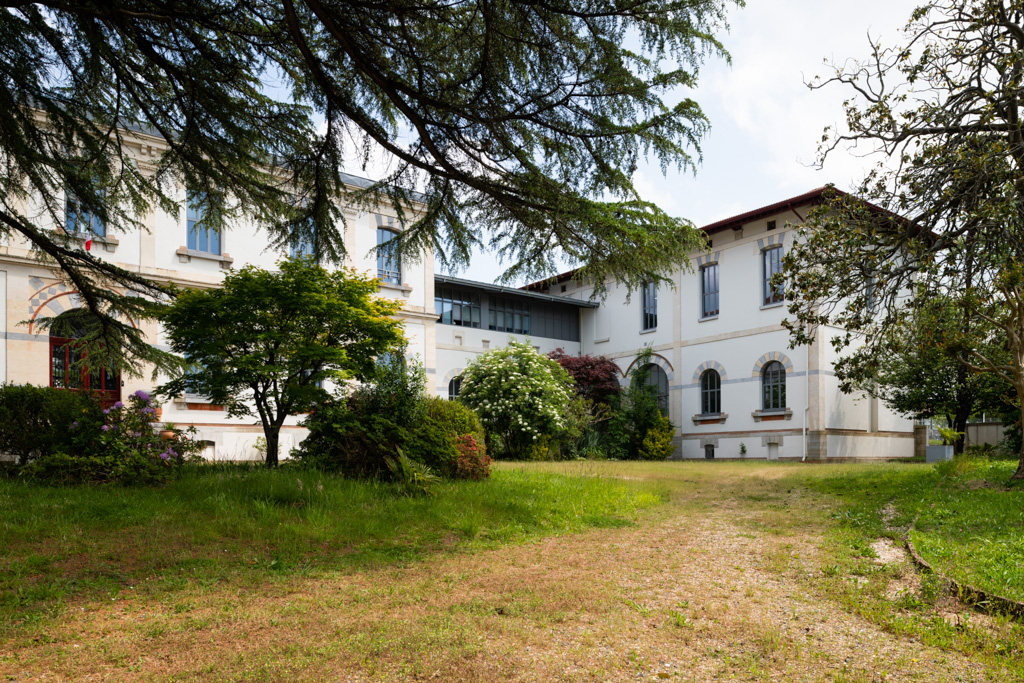 Jardin devant l'ancienne entrée de l'établissement.