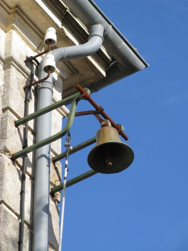 La cloche à l'angle de l'ancienne école de garçons.