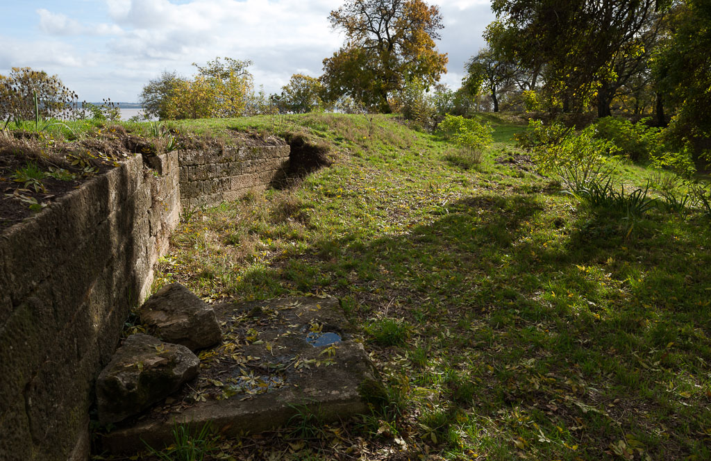 Bastion nord-est : vestiges de parements.
