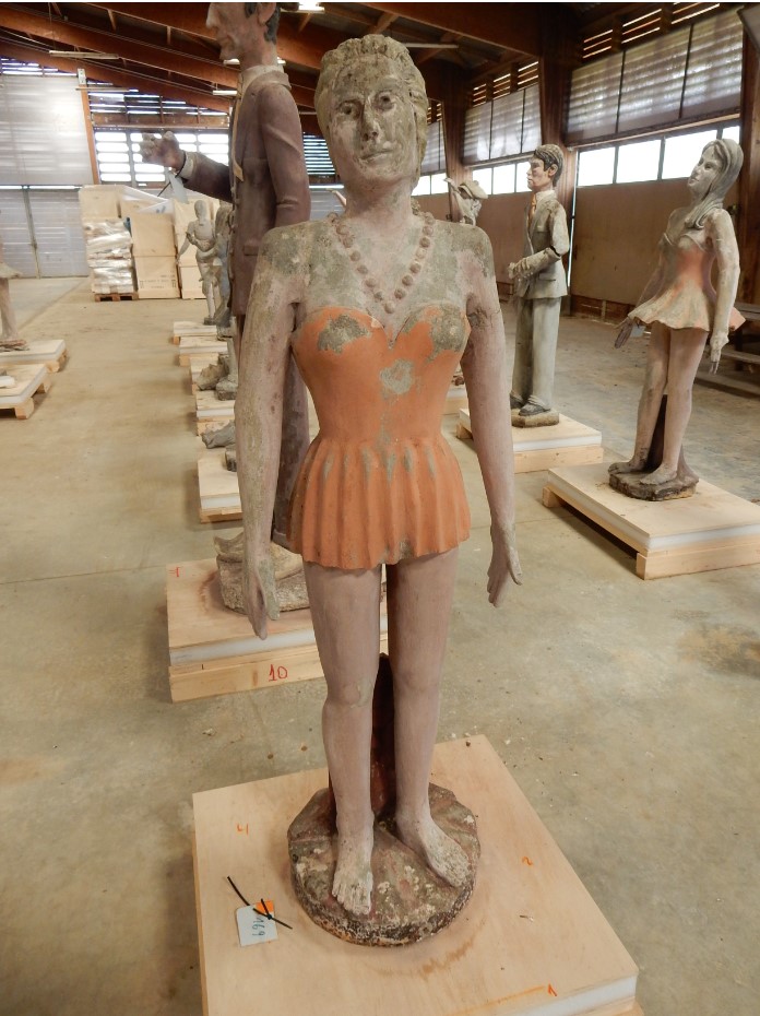 Sculpture de femme à la robe orange avant travaux.