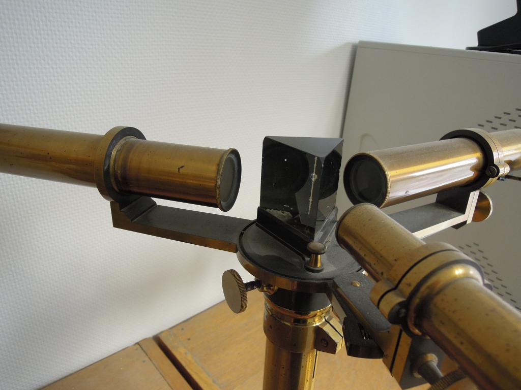 Spectroscope du constructeur Duboscq à un prisme, deux collimateurs et une lunette de visée.