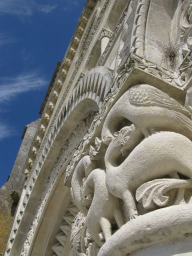 Chapiteau du portail : combat entre des lions et des paons.