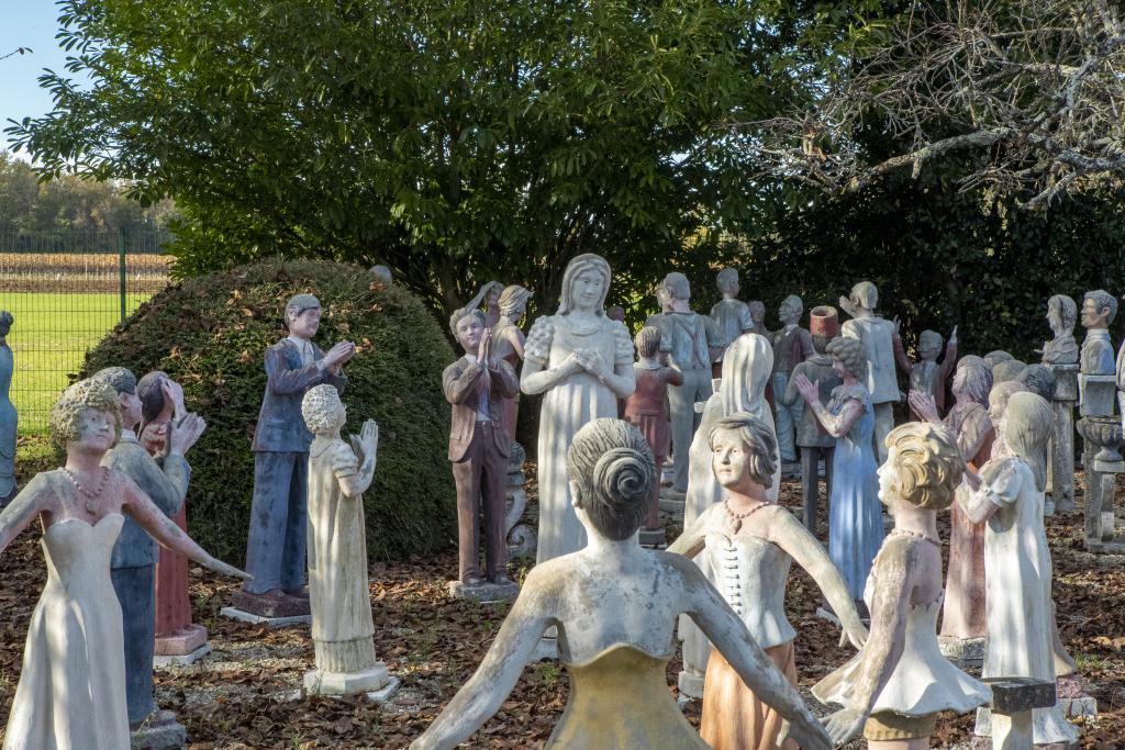 Statues de danseuses et de personnages en prière.