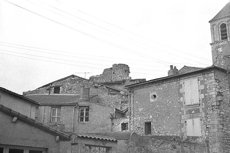 Vue sur des vestiges du château de Montléon ?