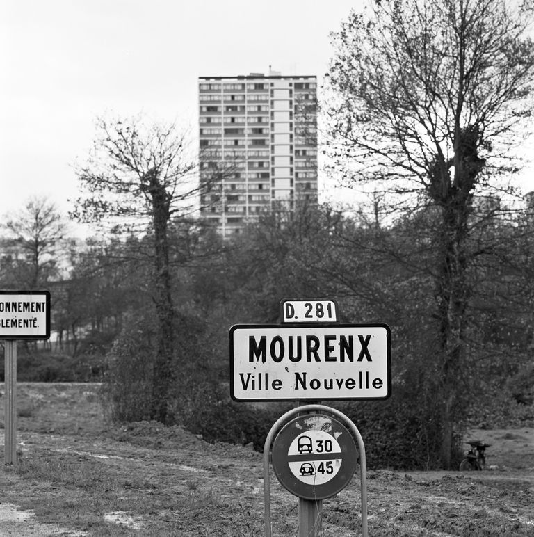 L'entrée de la ville avec en arrière plan la tour des célibataires en 1963