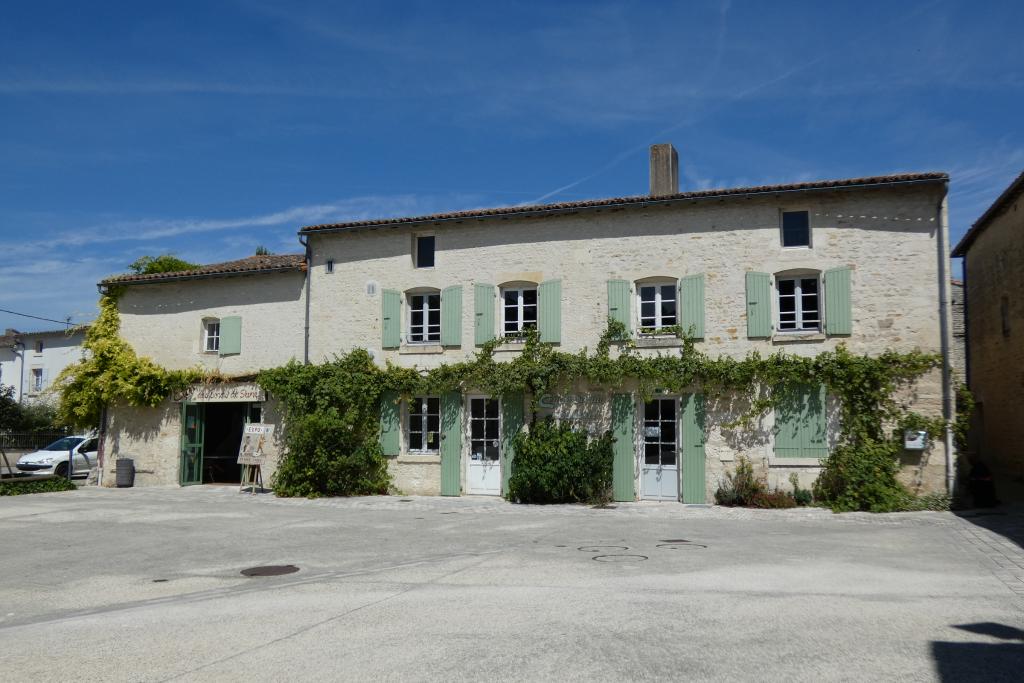 La Maison de la Coutume vue depuis le sud.