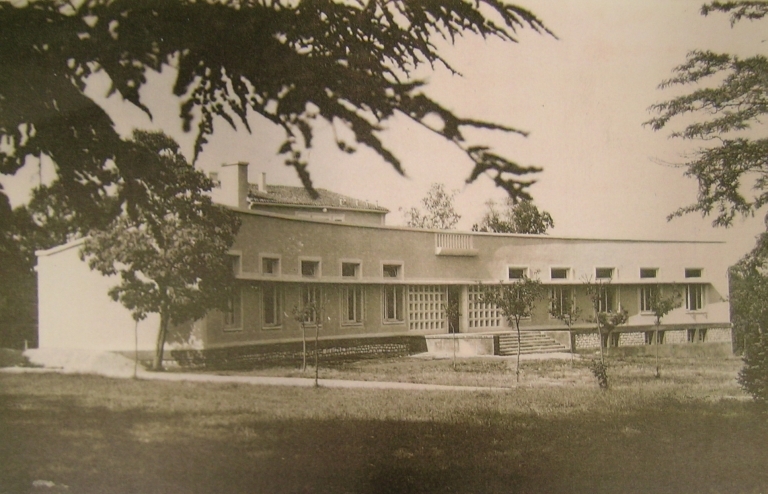 Façade sud de la résidence Angoumois photographiée dans les années 1960.
