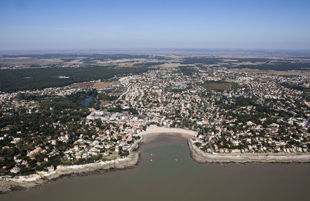 Conche, falaises et ville de Saint-Palais-sur-Mer. Vue aérienne.