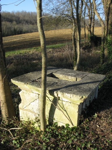 La fontaine à l'angle de l'ancien vivier.
