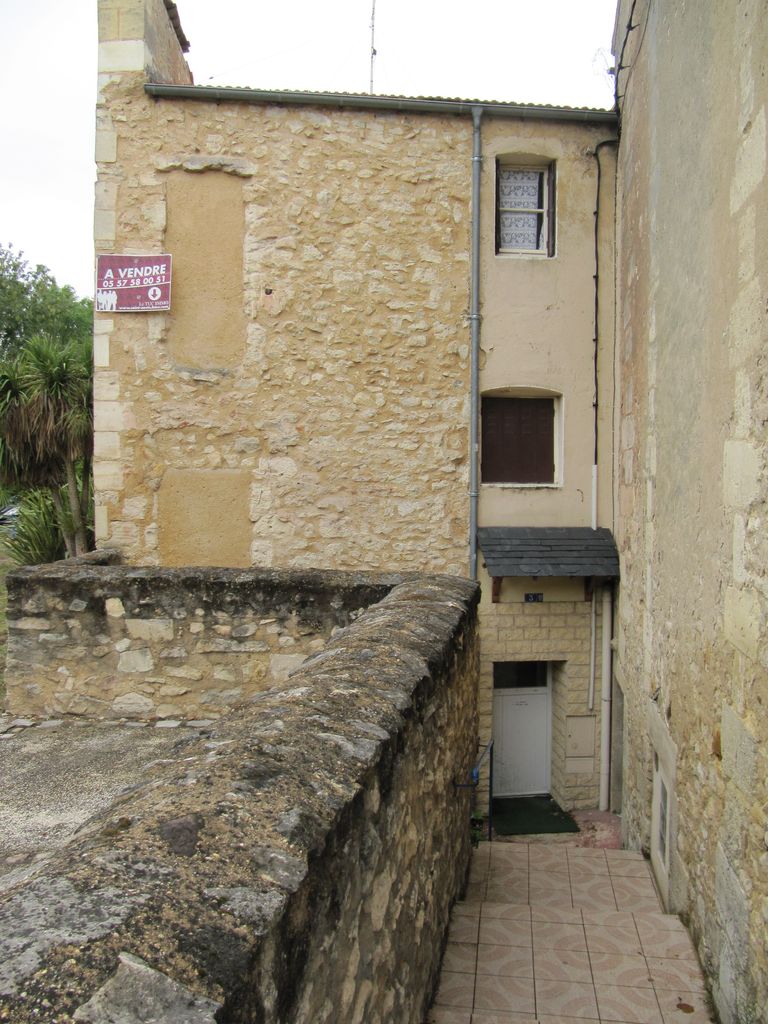 Elévation sur rue, précédée d'un passage.