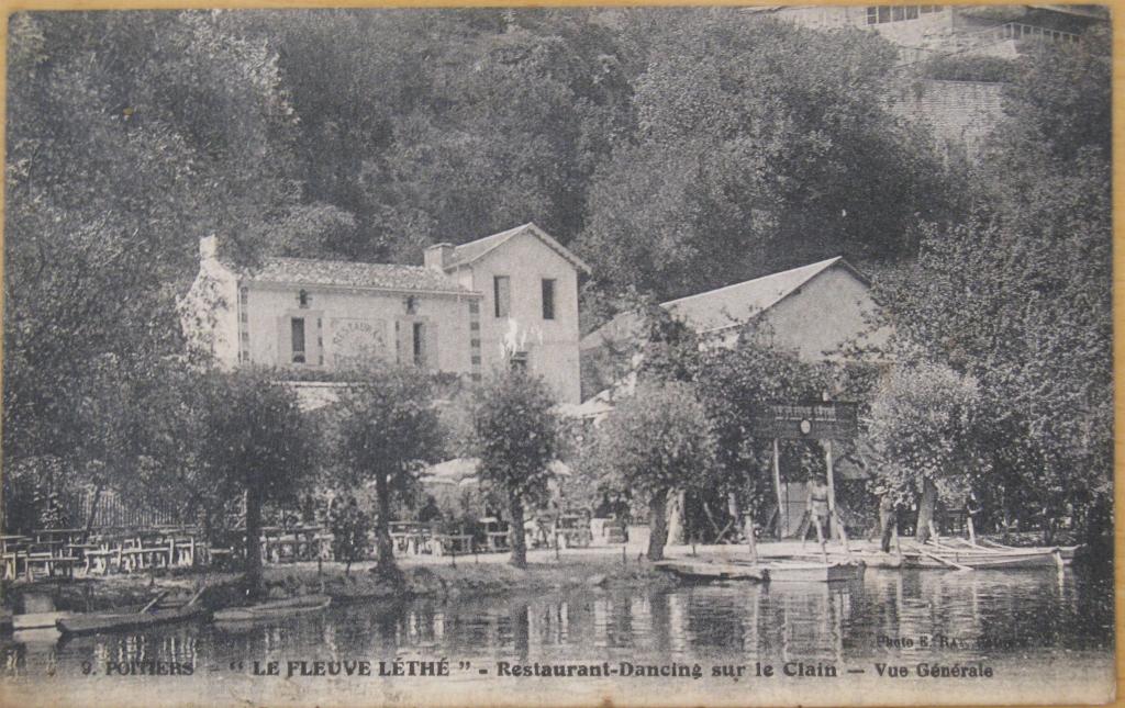 Carte postale du Fleuve Léthé, prise depuis l'autre rive du Clain, de datée 1928.