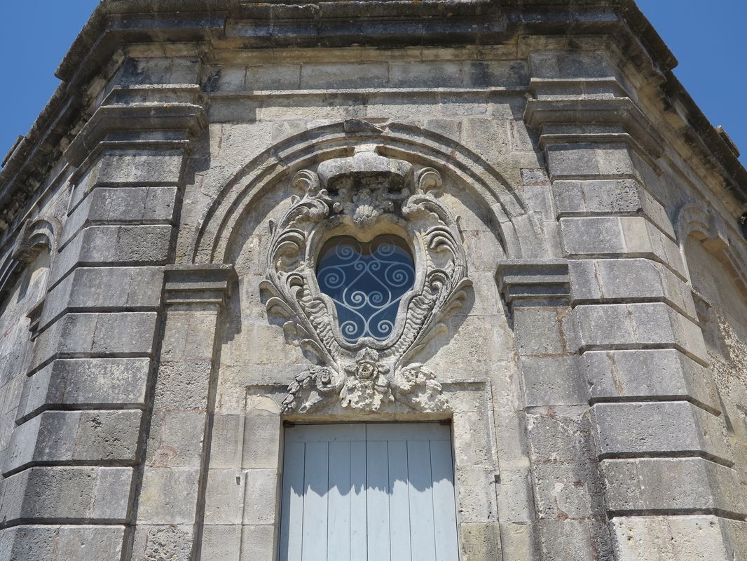 Détail de l'oculus au-dessus de la porte.
