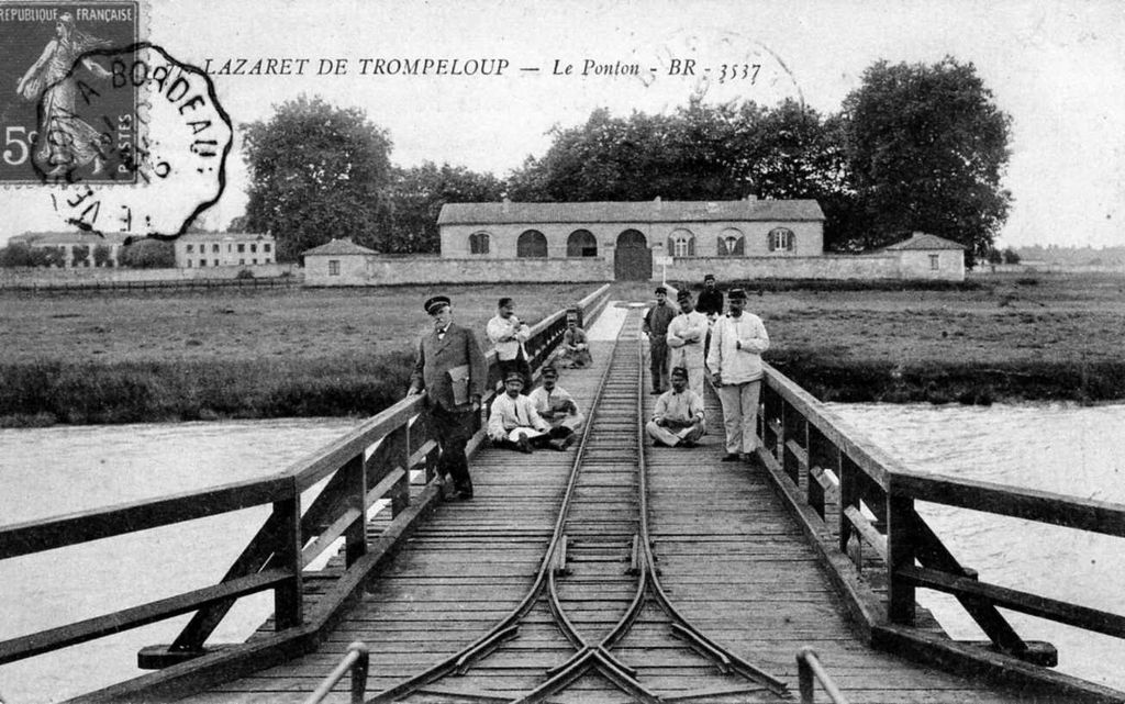 Carte postale (collection particulière) : Lazaret de Trompeloup, le ponton (BR-3537).