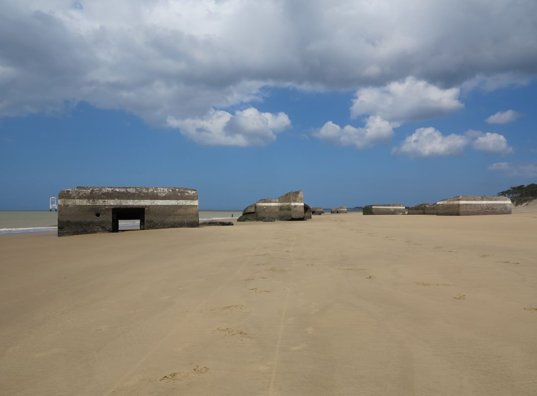 Les blockhaus échoués sur la plage, vus depuis l'est.