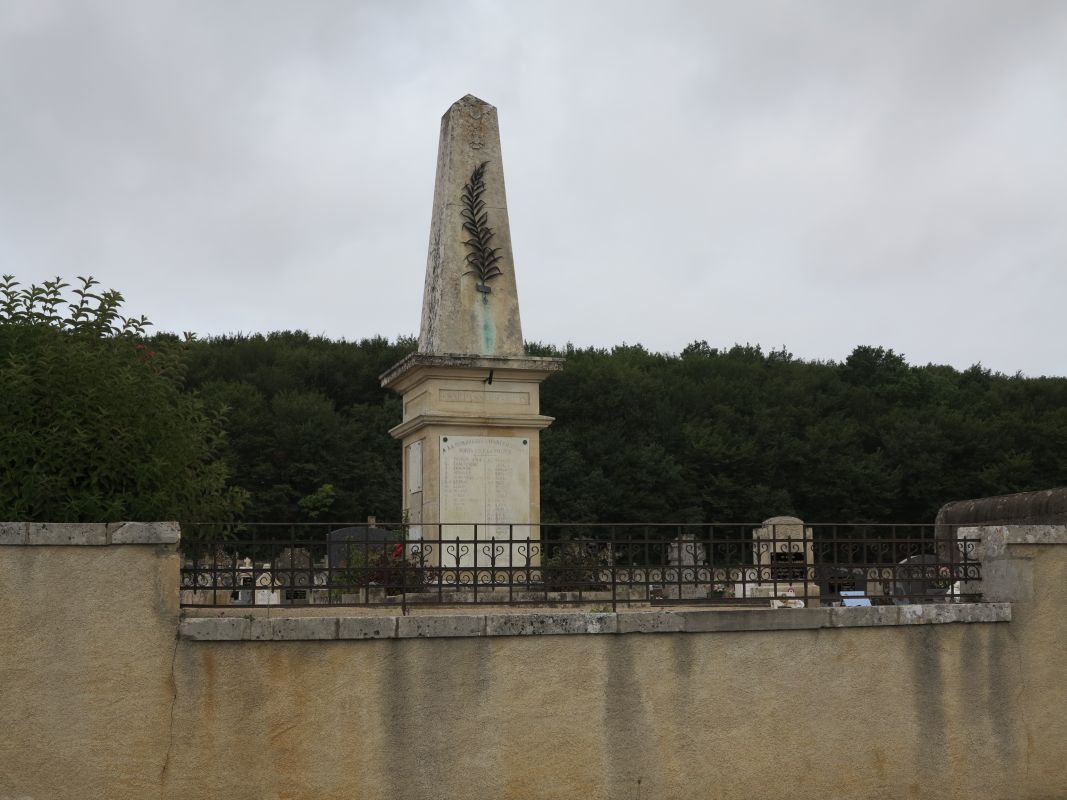 Monument aux morts dans le cimetière, vu depuis la route départementale.