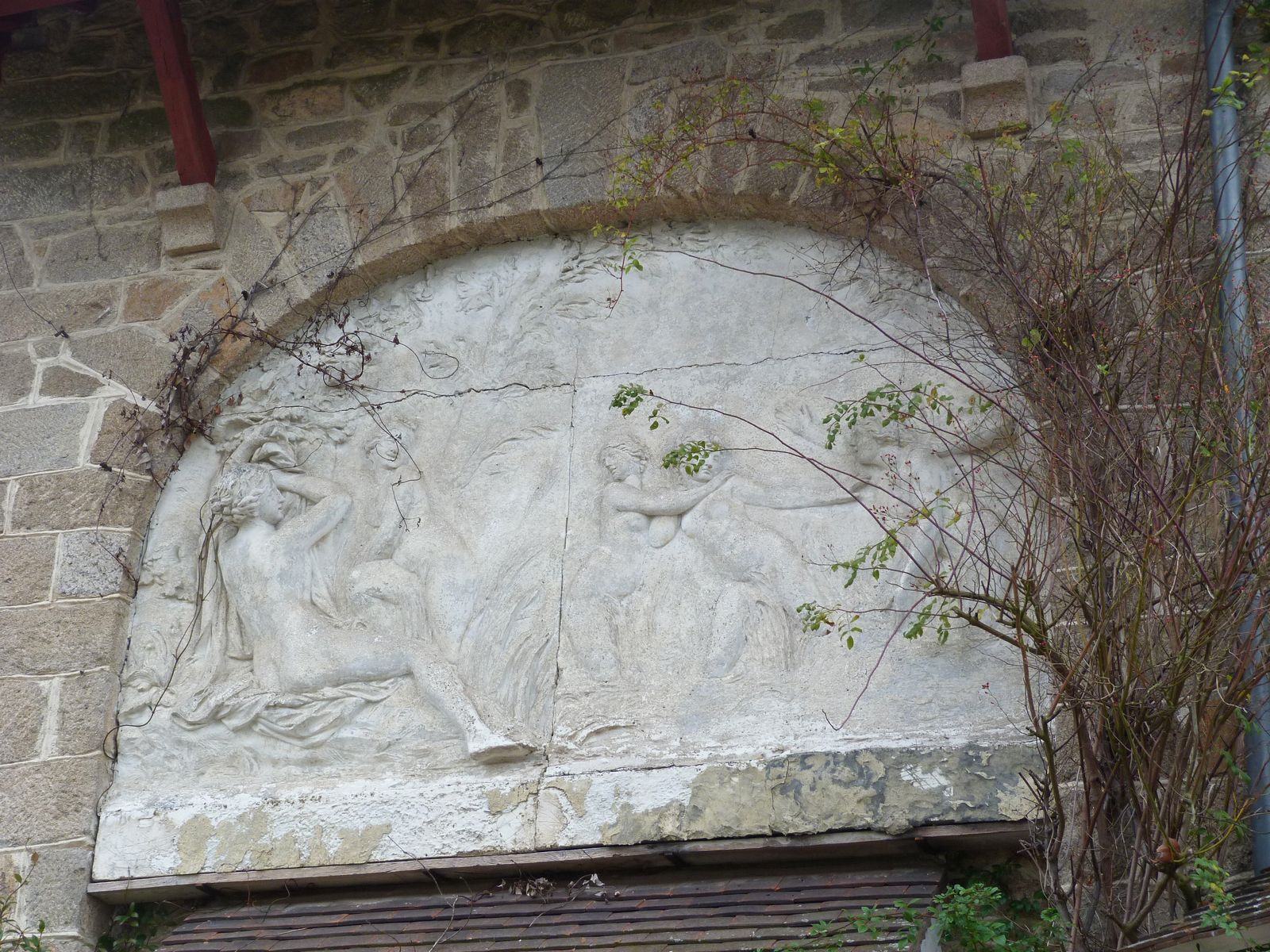 Un bas-relief orne la façade sud de la maison.
