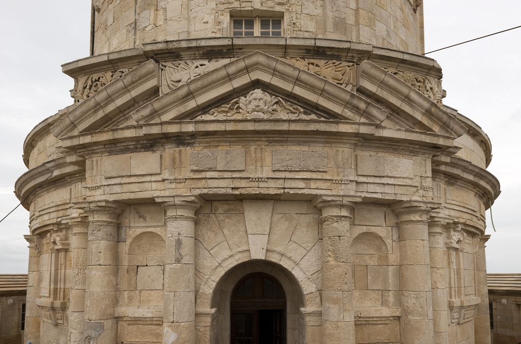 Façade principale : détail de la porte et des frontons sculptés.