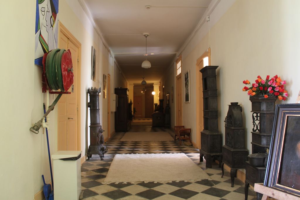 Vue du couloir desservant les pièces du premier étage.