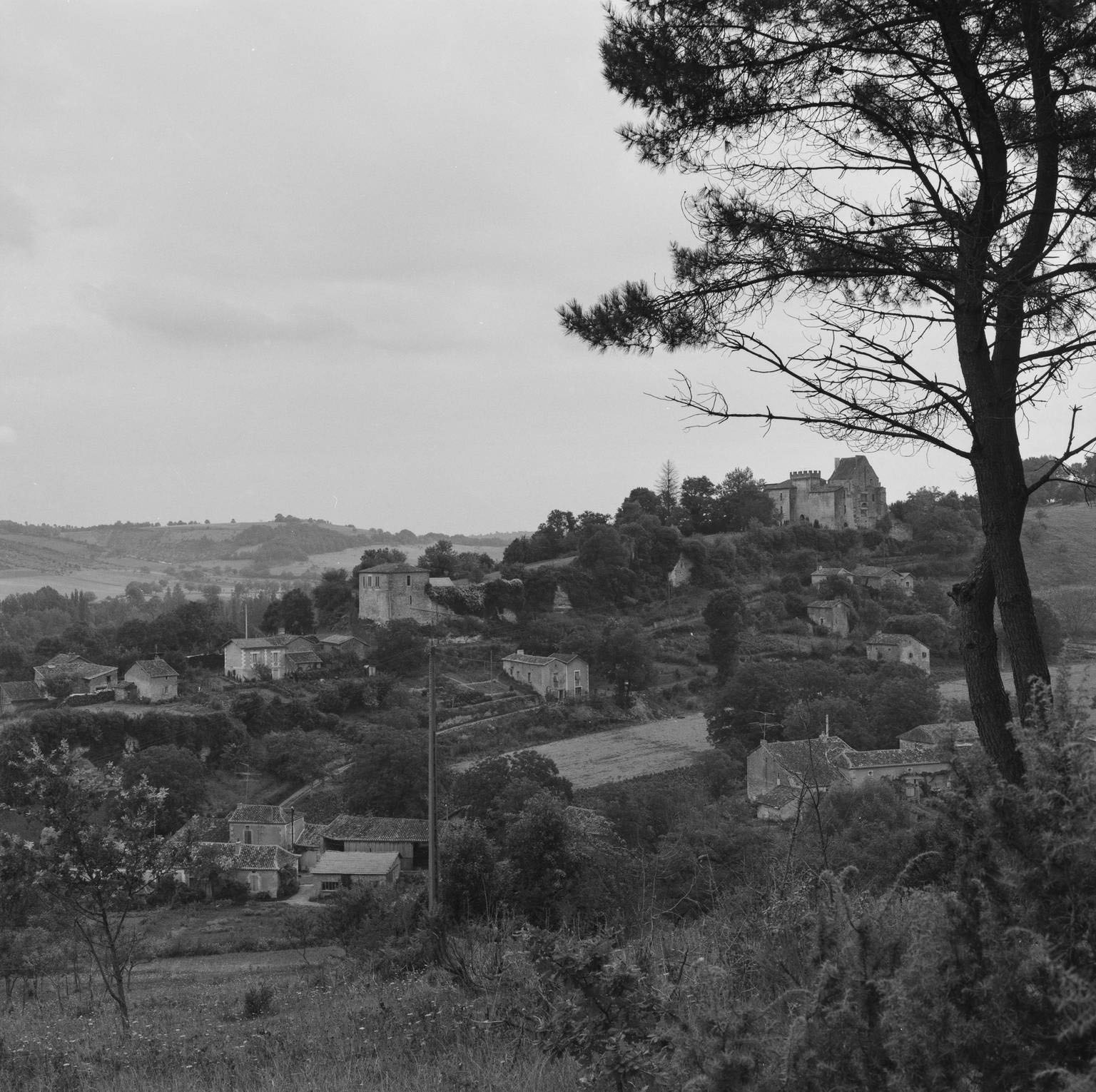 Vue d'ensemble du village et du château depuis la crête d'une colline vers le sud-ouest, vue rapprochée sur le versant est.