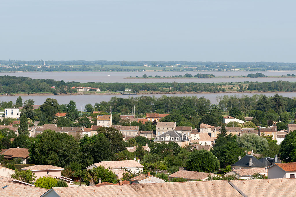 Vue générale depuis le sommet du château d'eau de Touvent vers la ville et l'estuaire avec l'île Nouvelle, au nord-ouest.
