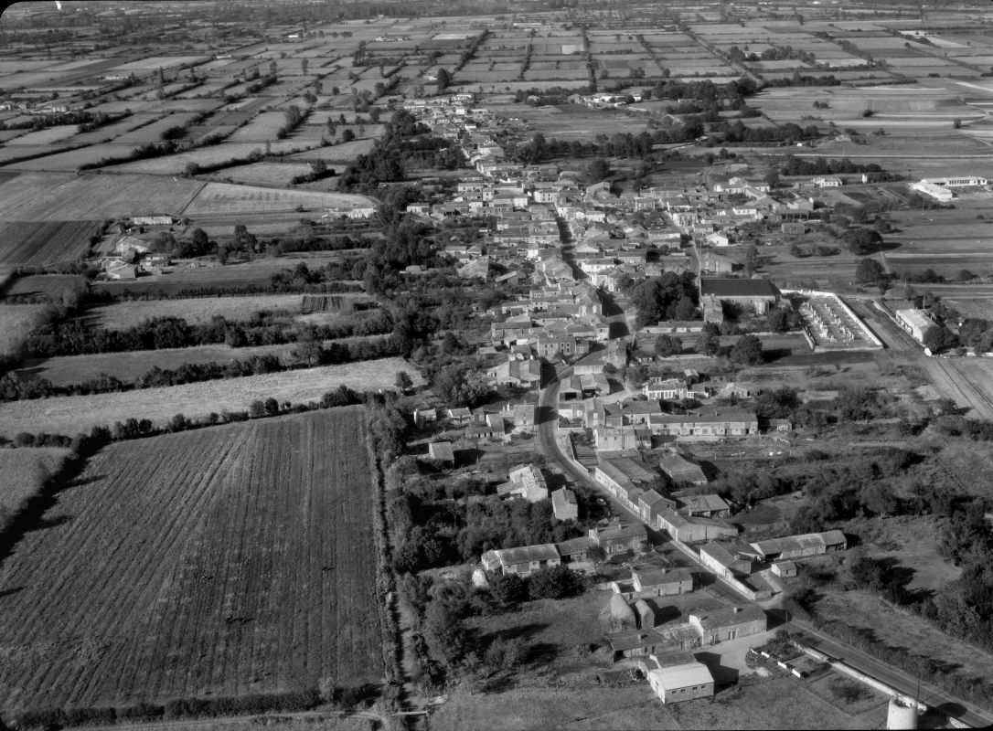 Vue aérienne du bourg de Taugon depuis le sud en 1963.