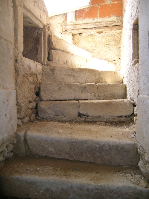 Escalier menant à la cave, vu depuis la cave.