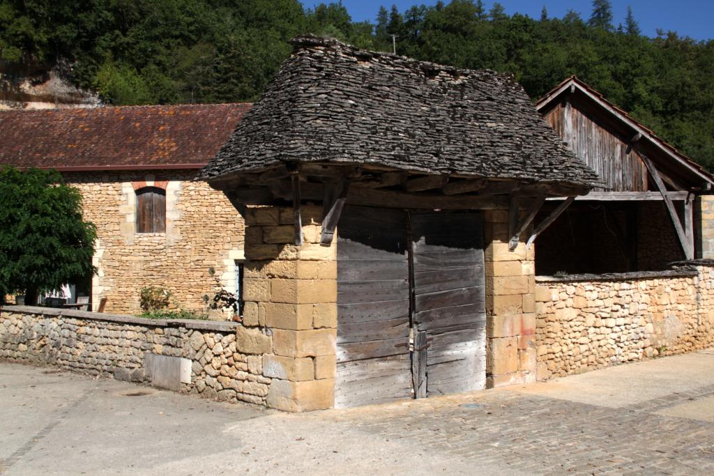 Portail d'une ferme dans le bourg.