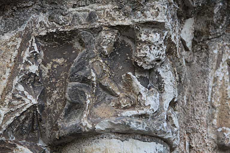 Façade occidentale, premier niveau, arcature nord, piédroit gauche, chapiteau extérieur, vu de face : Samson et le lion avec un animal entre ses pattes.