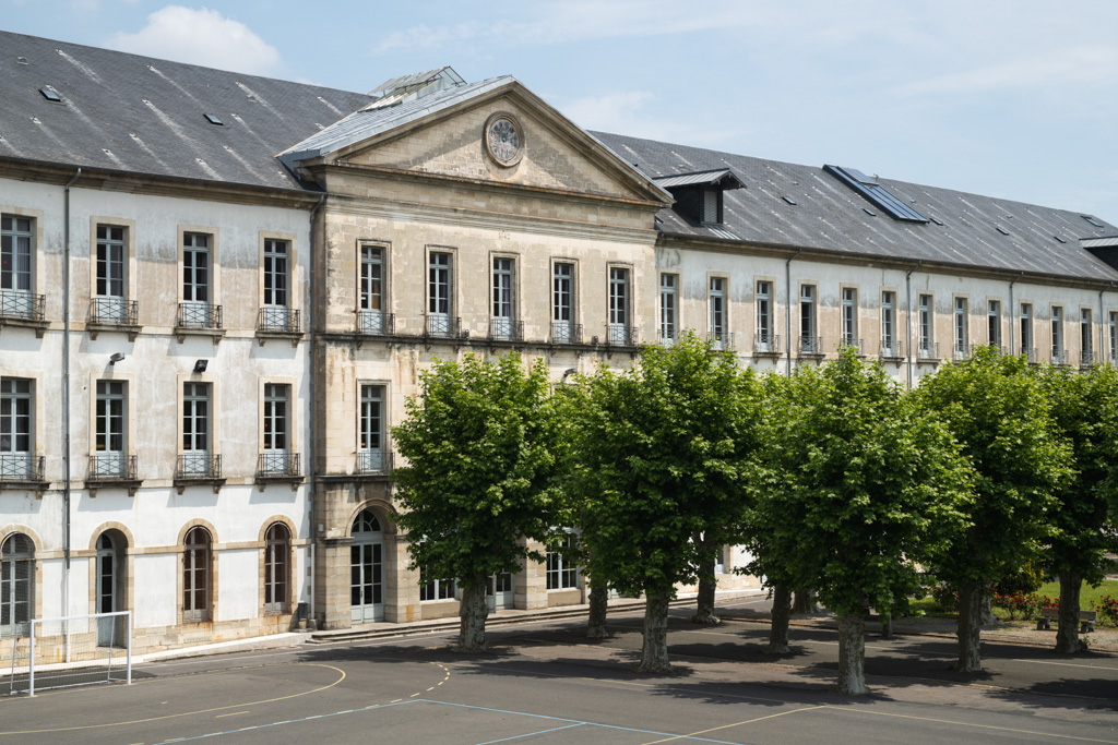 Façade du bâtiment A et cour arborée.