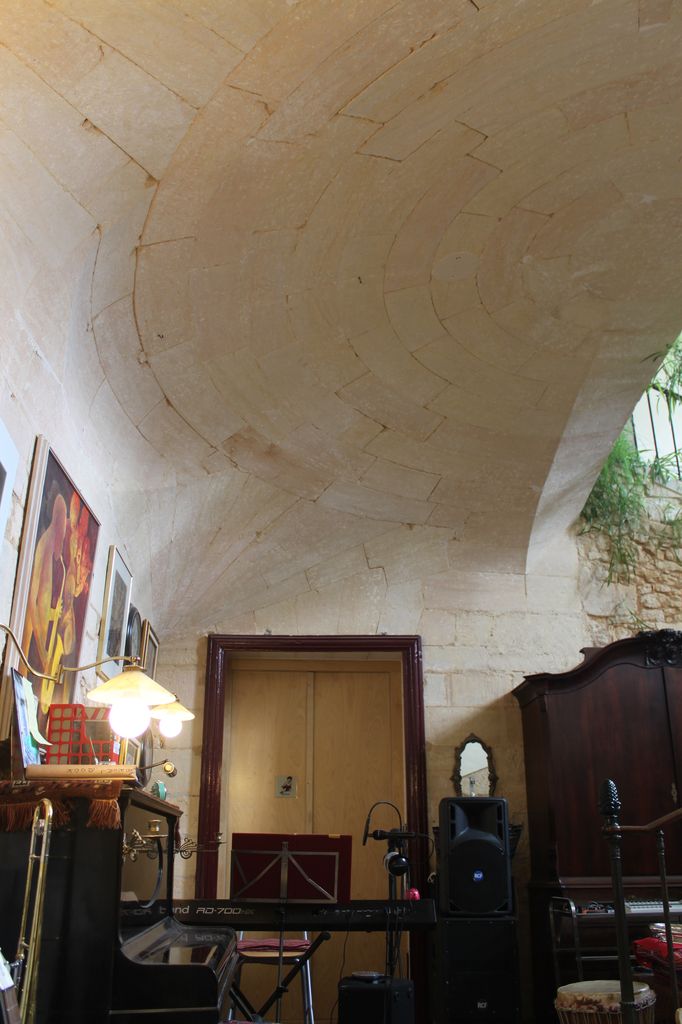 Vue d'ensemble de la voûte plate appareillée en cul-de-four sur trompes.