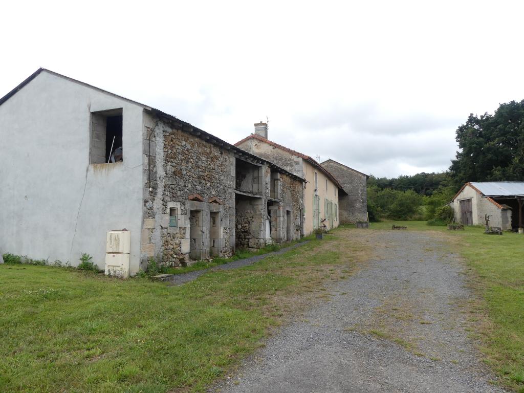 Vue d'ensemble de la ferme depuis le nord.