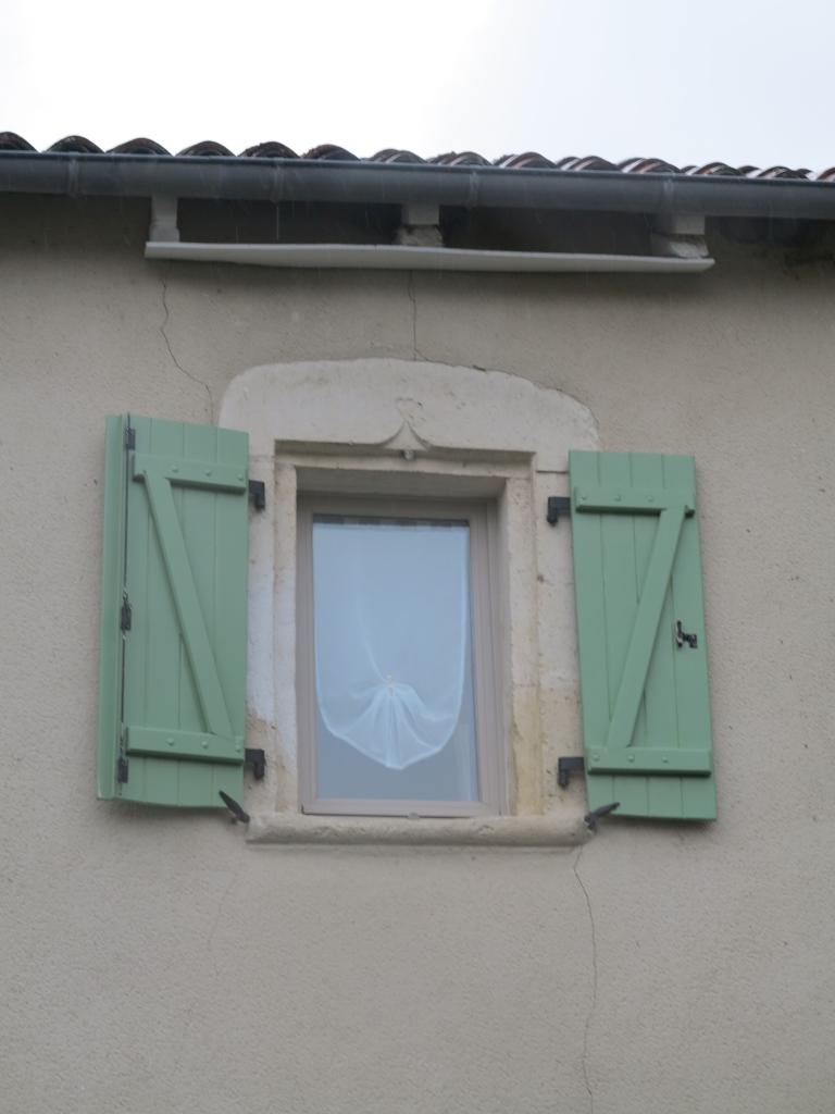 Façade est : fenêtre de l'étage à linteau en accolade (n° 6, rue du Carroir). Façade est : fenêtre de l'étage à linteau en accolade (n° 6, rue du Carroir).