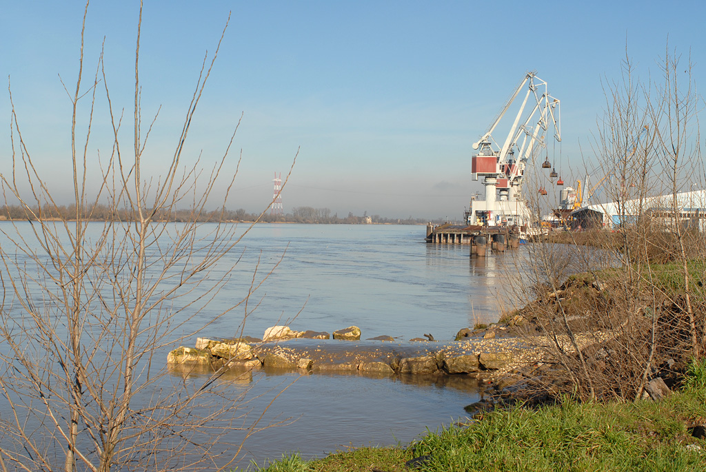 Vue du fleuve, des rives et des installations portuaires.