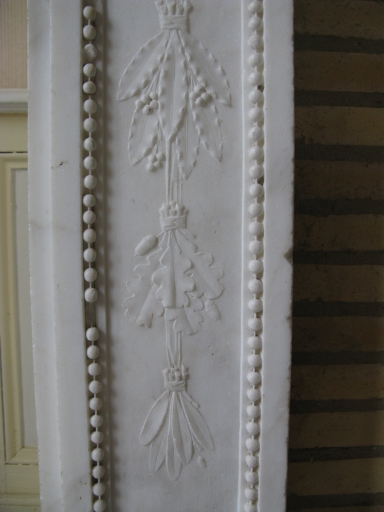 Détail du décor de la cheminée dans le secrétariat de mairie.