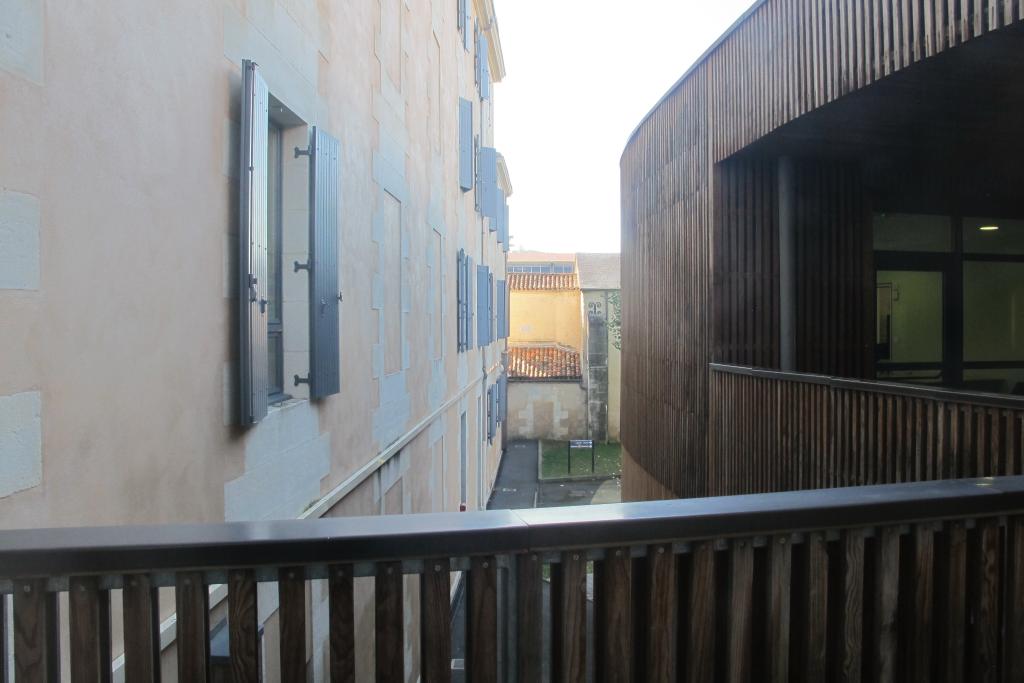 Vu entre le bâtiment A (partie sud) et le pavillon de la salle d'études (RDC) et salle des professeurs (étage).