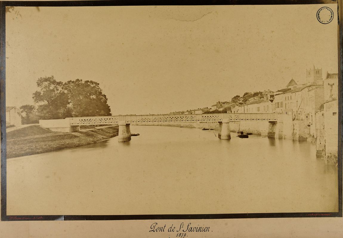 Le pont de Saint-Savinien vu de l'amont, vers 1880. AD Charente-Maritime, 1 Fi Saint-Savinien 1.