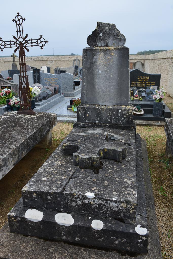 Cimetière : tombeau de soldat mort pour la France.