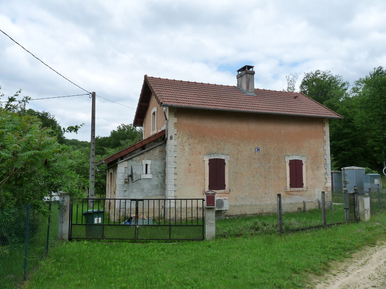 Vue de la maison, depuis le sud-ouest.
