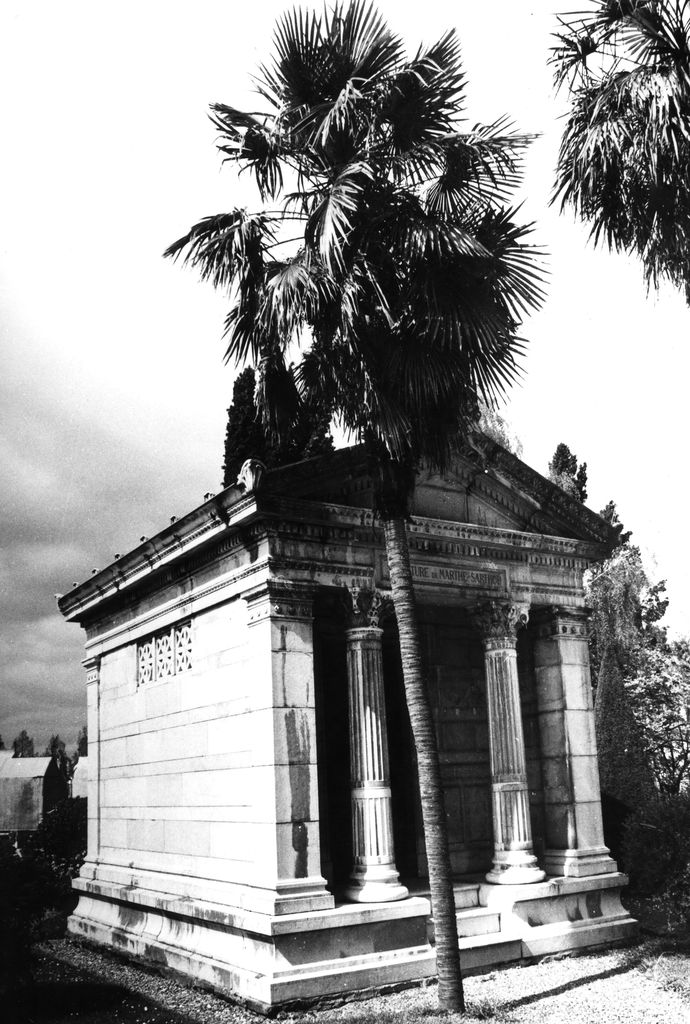 Vue d'ensemble d'une tombe de style néo-grec.