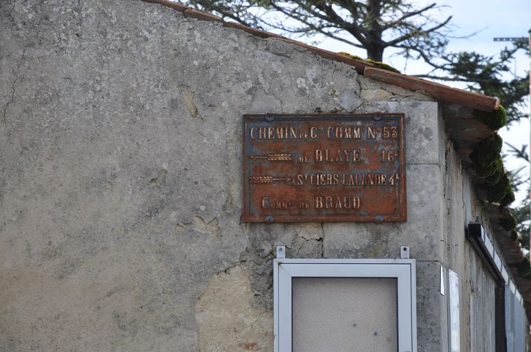Plaque d'indication routière aux Allains : Chemin de Grande Communication n°53 de Blaye à St Ciers Lalande.