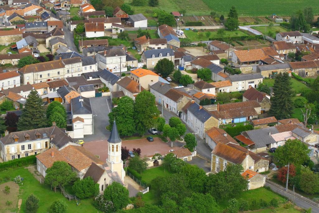 Cernay : présentation de la commune (vue aérienne du bourg).