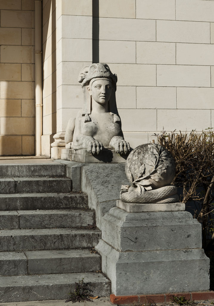 Deux statues de sphinx en pendant de l'escalier du portique (au sud).