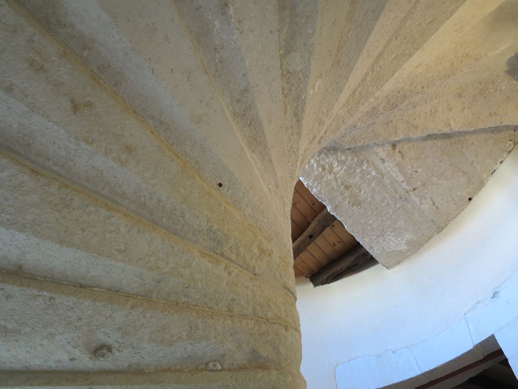 L'escalier à vis dans la tour.