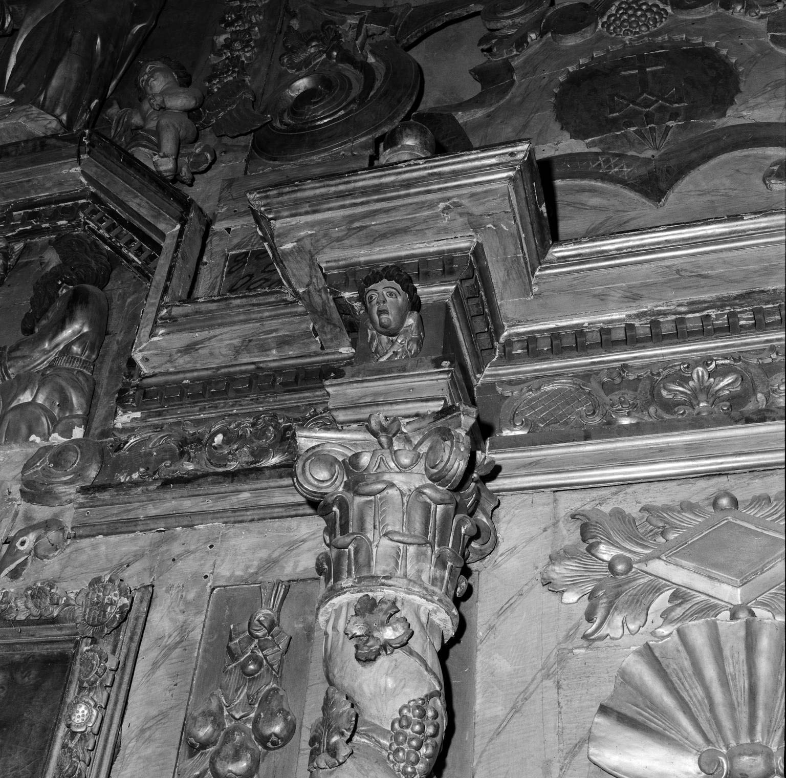 Détail d'une colonne torse et de l'entablement.