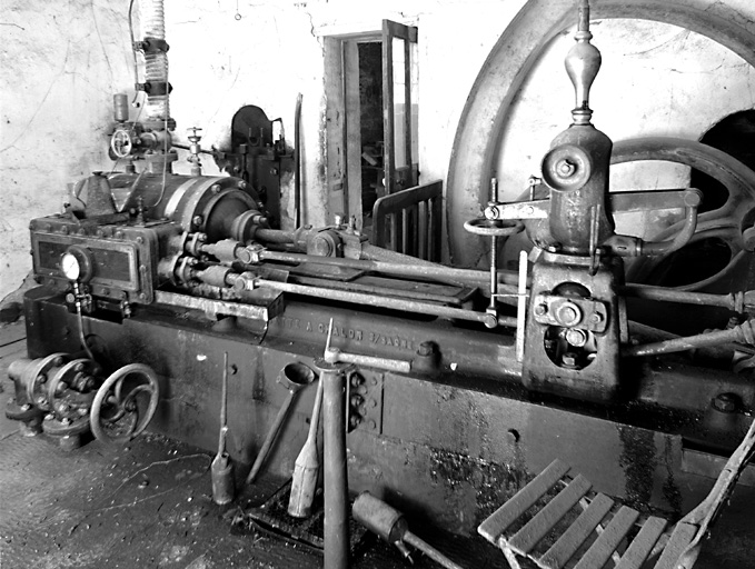 Bâtiment des fours de 1872. Machine à vapeur, monocylindre à double effet, marque : G.Pinette ( Chalons sur Saône).