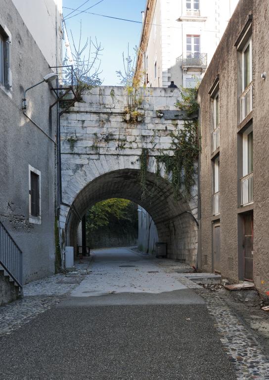Pont des Cordeliers et rue du Hédas.