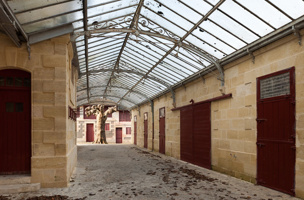 Passage couvert et box.