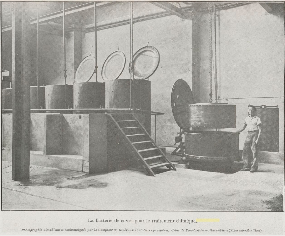 La batterie de cuves pour le traitement chimique des aiguilles de pin, en 1942.