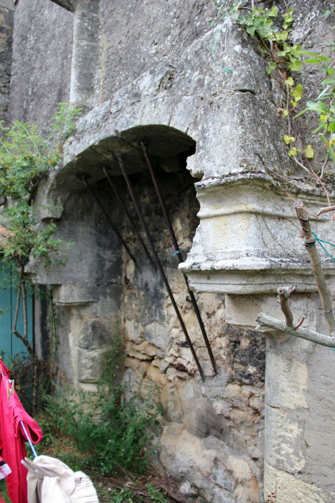 Vestiges de la cheminée du rez-de-chaussée (logis détruit, à côté de la parcelle 86).