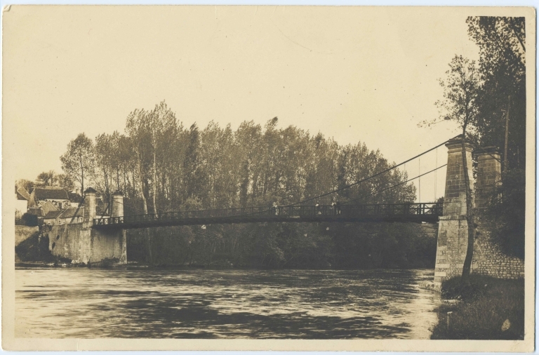 Le pont suspendu de Vicq-sur-Gartempe, aujourd'hui reconstruit, carte postale du début du 20e siècle.